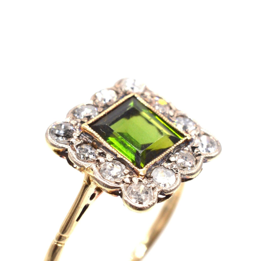 Edwardianischer Ring aus 18-karätigem Gold und Platin mit einem leuchtend grünen Turmalin und einem Diamantcluster.