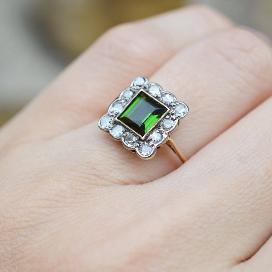 Edwardianischer Clusterring aus 18 Karat Gold und Platin mit einem leuchtend grünen Turmalin und funkelnden Diamanten.