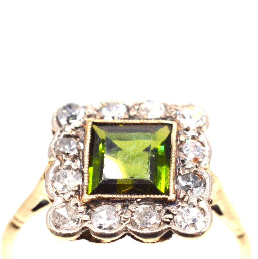 Edwardianischer Ring aus 18 Karat Gold und Platin mit einem quadratischen Cluster aus grünen Turmalinen und Diamanten.