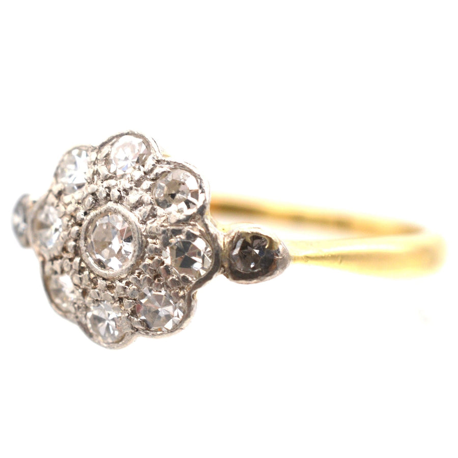 Edwardianischer 18-karätiger Gold-Diamant-Cluster-Ring mit zarten Schulterdiamanten, perfekt für Verlobungen.