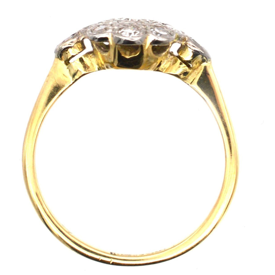 Edwardianischer Gold- und Diamant-Cluster-Ring mit einzigartigem Design und bequemer Passform, perfekt für die Verlobung.
