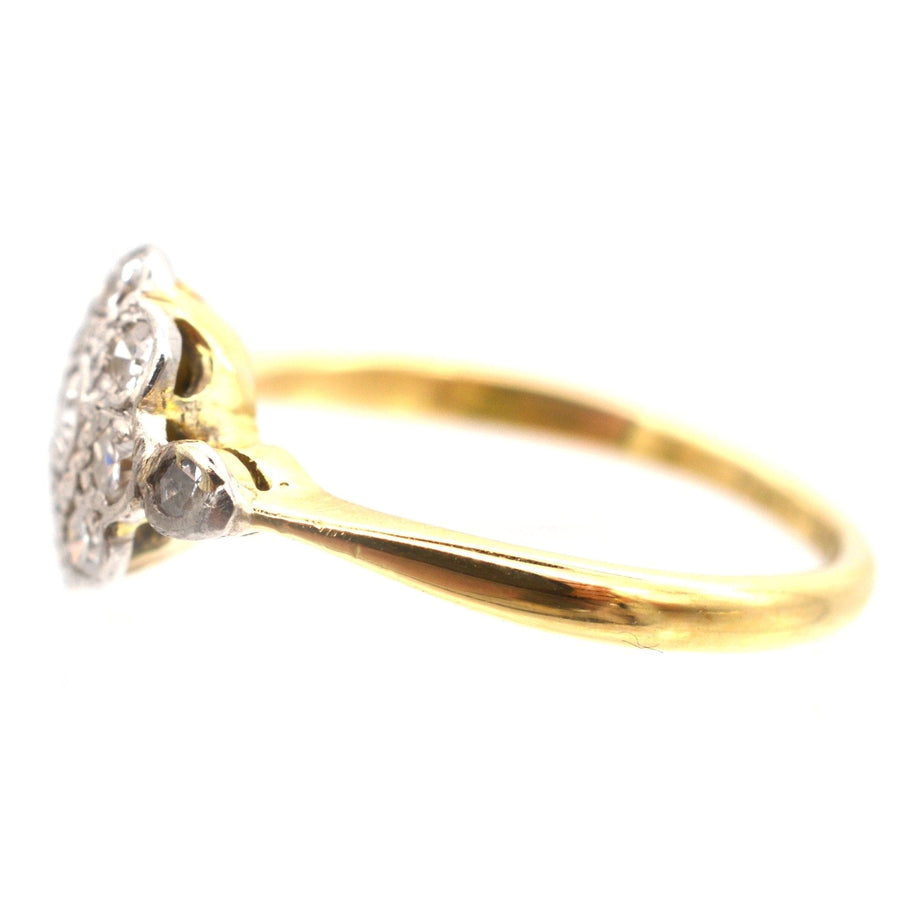 Edwardianischer Diamantring aus 18 Karat Gold mit zarten Schulterdiamanten, perfekt für die Verlobung oder besondere Anlässe.