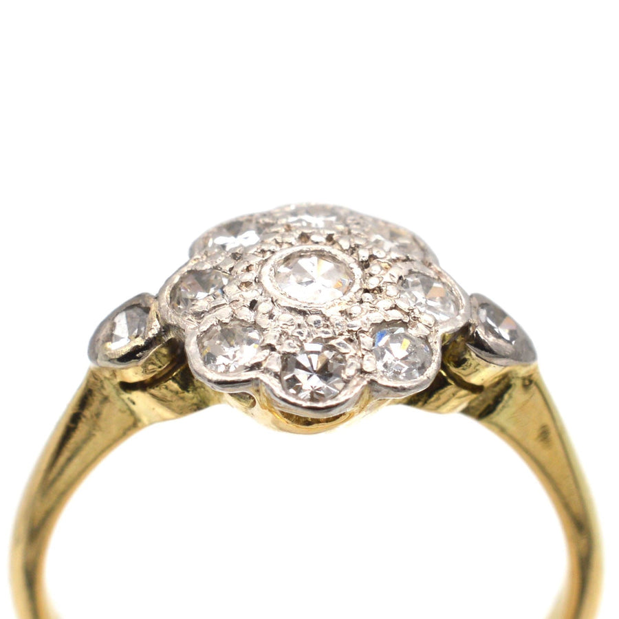Edwardian 18ct Gold und Diamant-Cluster-Ring mit floralem Design und Schulter Diamanten, ideal für Verlobungen.