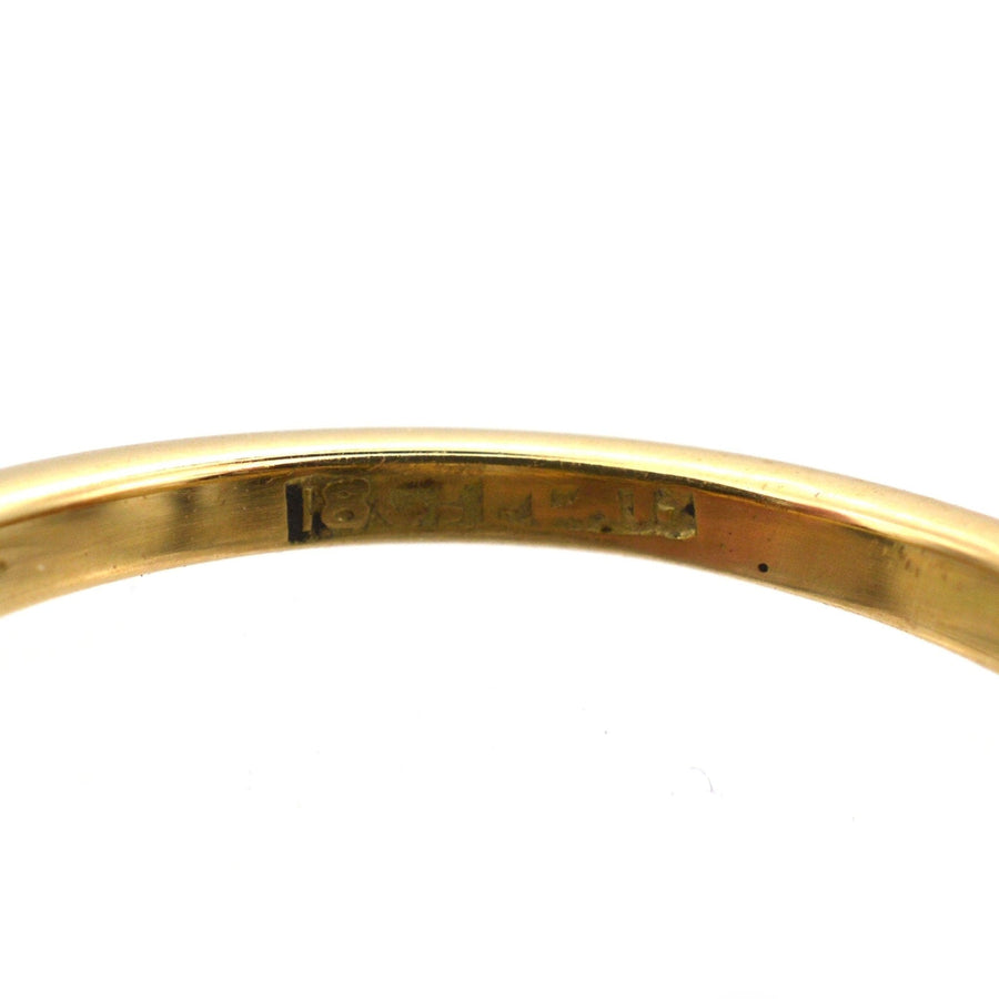 18ct Gold Punzierung auf Edwardian Diamant-Cluster-Ring Interieur, zeigt die Qualität der Handwerkskunst und Authentizität.