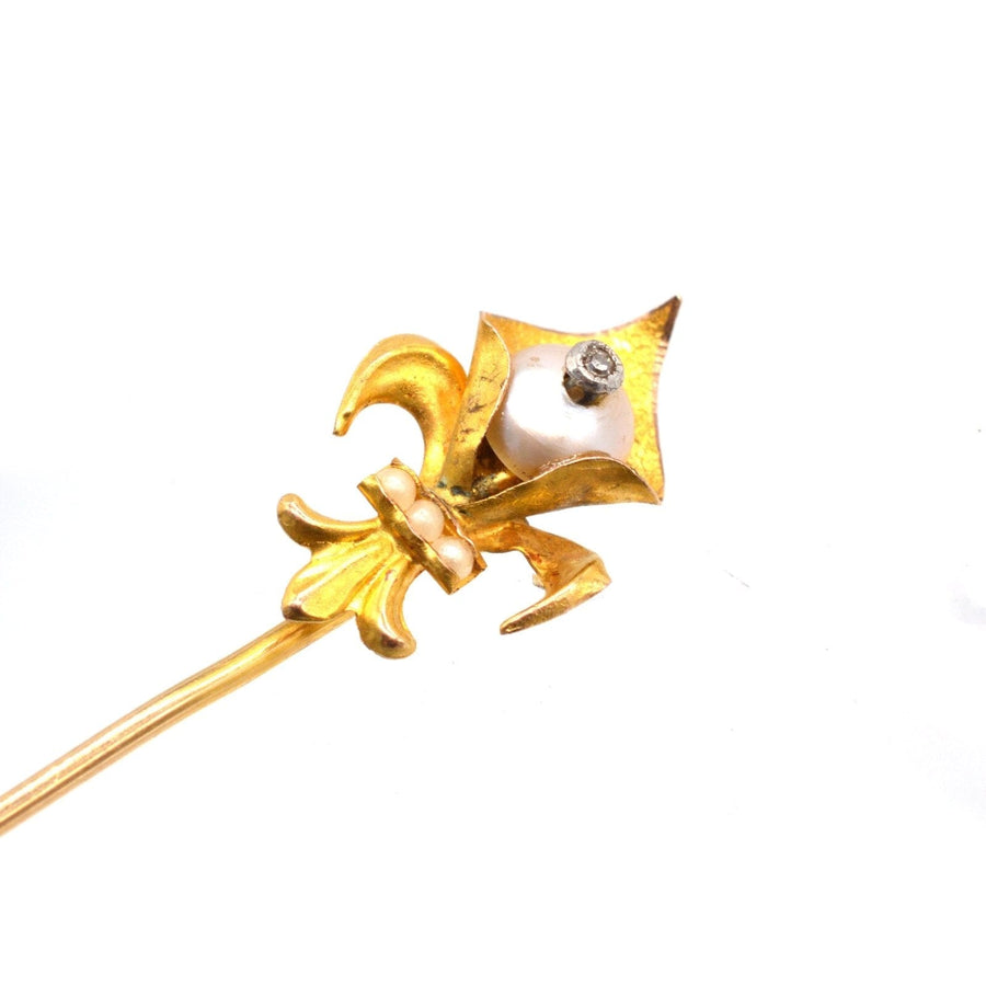 Edwardian 18ct gold Fleur de lys Krawattennadel mit einer Perle und einem Diamanten, elegant für stilvolle Seidenkrawatten.