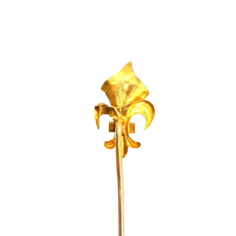 Elegante edwardianische Fleur de lys Krawattennadel aus Gold, mit aufwendigem Design und polierter Oberfläche.