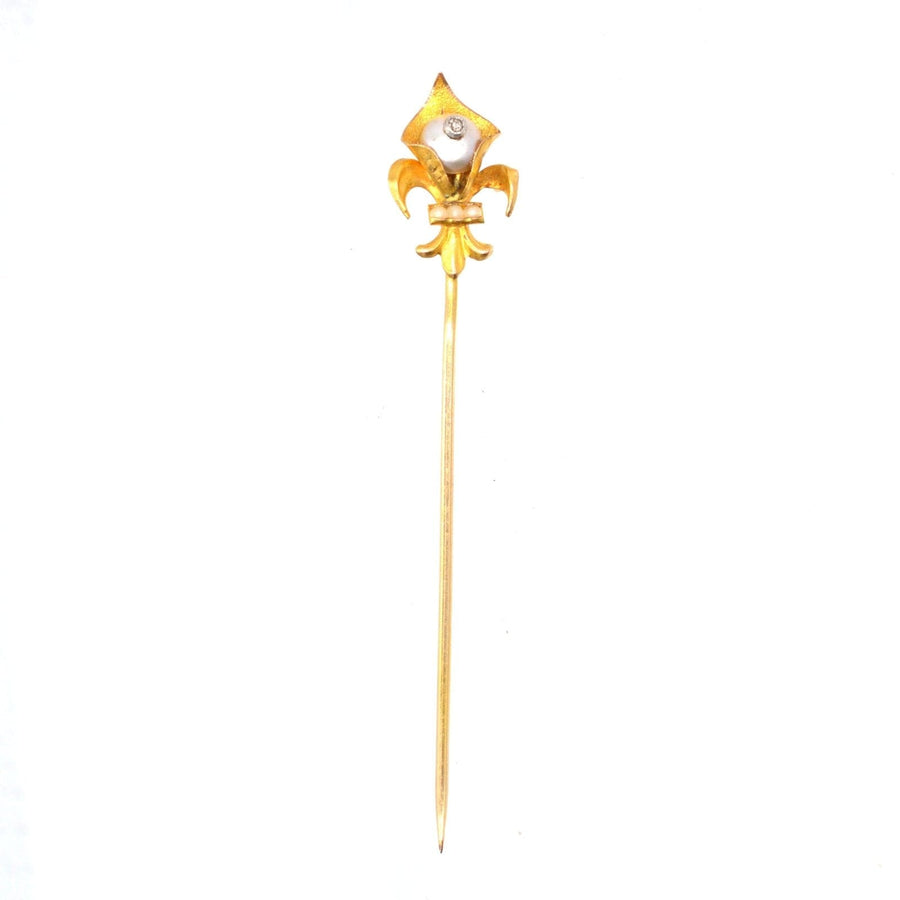 Edwardian 18ct gold Fleur de lys Krawattennadel mit Perle und Diamant, symbolisiert Eleganz und Finesse in Schmuck.