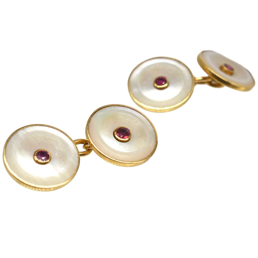 Edwardianische Manschettenknöpfe aus 18-karätigem Gold mit Rubin und Perlmutt, hergestellt zwischen 1900 und 1915, ideal für besondere Anlässe.