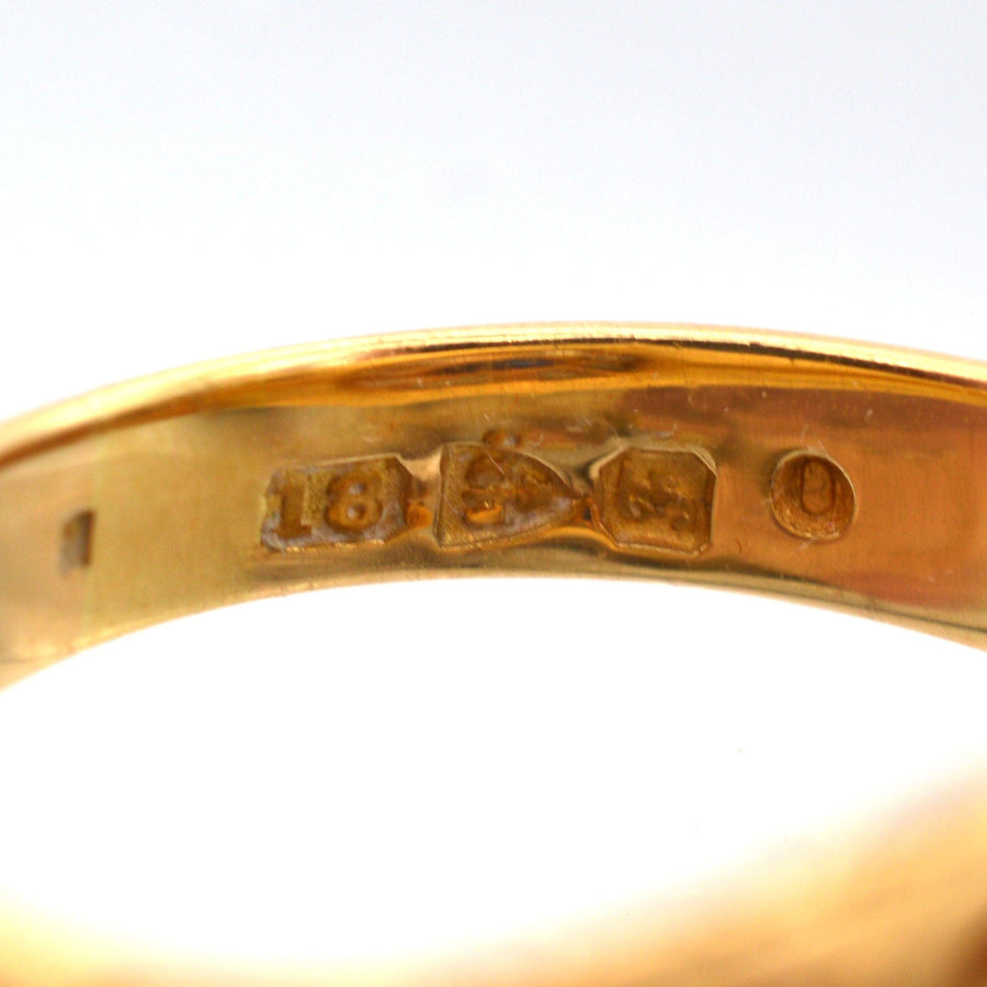 Nahaufnahme der Punzierung auf der Innenseite eines edwardianischen Rings aus 18 Karat Gold mit der Chester-Punze von 1906.