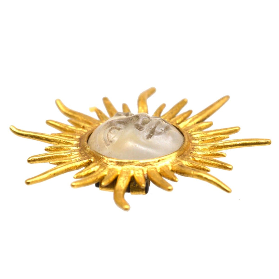 Edwardianische Brosche mit einem Mann im Mond aus opalisierendem Glas inmitten eines goldenen Sonnenschlages, um 1910.