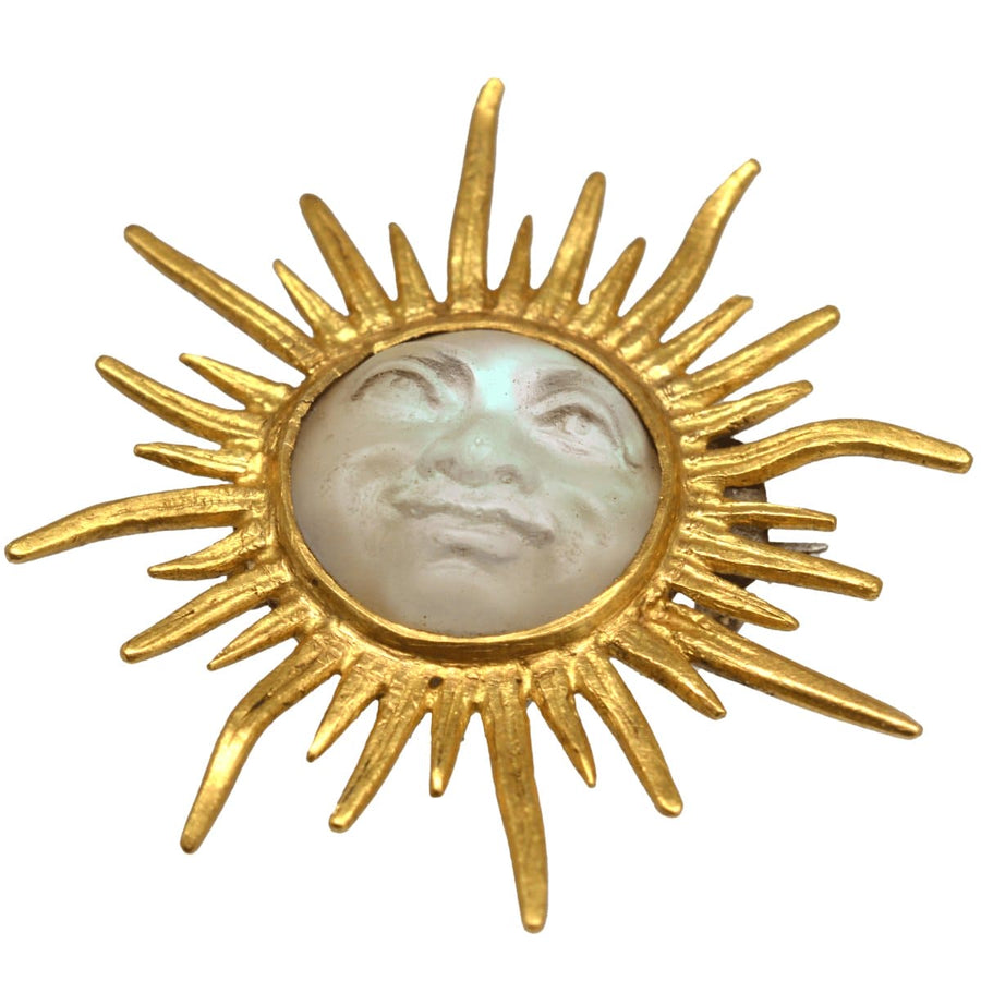 Edwardian 18ct gold sunburst brooch mit opalescent glass Man in the Moon, circa 1910s.