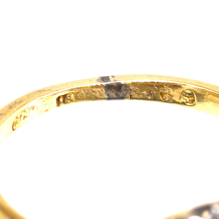 Nahaufnahme des Innenrings eines edwardianischen Diamantclusters aus 18 Karat Gold und Platin mit Gravur.