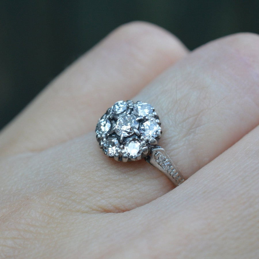 Edwardian 18ct Gold und Platin Diamant-Cluster-Ring auf der Hand, präsentiert ca. 0,70 Karat von Brillanten.