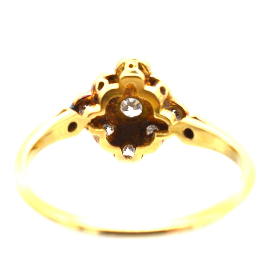 Edwardianischer Diamantring aus 18 Karat Gold mit eleganten Schultern und einem flachen Design.