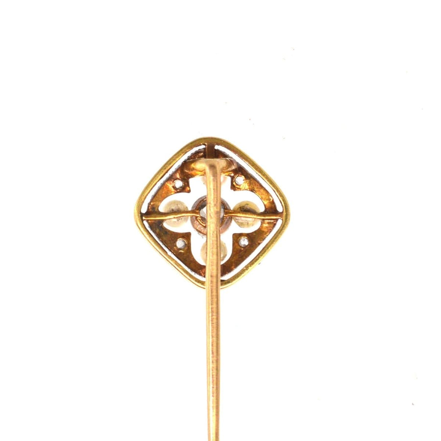 Edwardianische Krawattennadel aus 18-karätigem Gold und Platin mit Perlen- und Diamanten-Quatrefoil-Design.