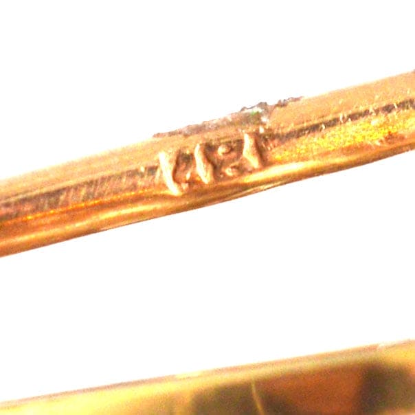 Nahaufnahme der Punzierung einer edwardianischen Anstecknadel aus 18-karätigem Gold, die Handwerkskunst und Authentizität demonstriert.