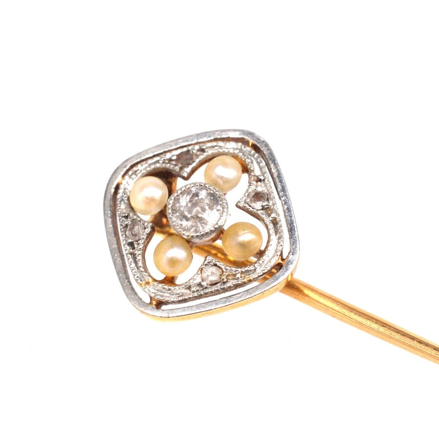 Edwardianische Krawattennadel aus 18-karätigem Gold und Platin mit Perlen- und Diamanten-Quatrefoil-Design, das die Eleganz des Jahrgangs unterstreicht.