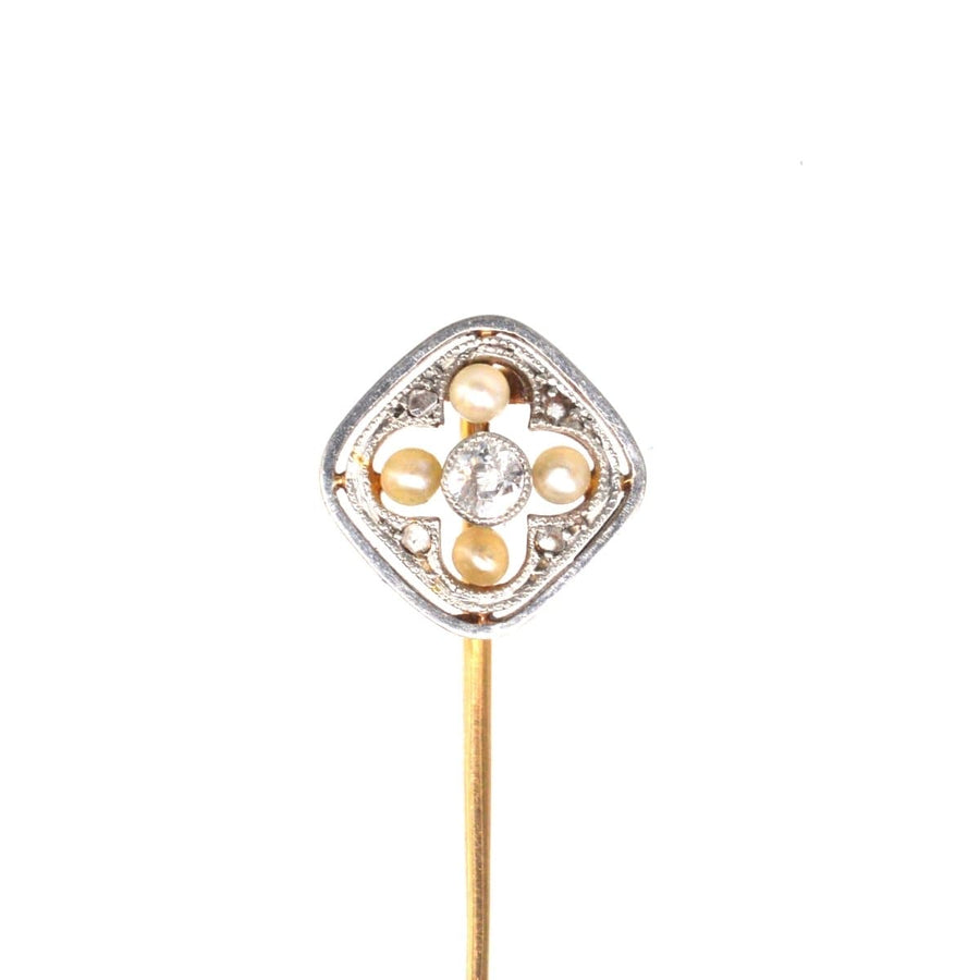 Edwardianische Krawattennadel aus 18 Karat Gold und Platin mit Perlen und einem Diamanten in der Mitte in Form eines Vierpasses.