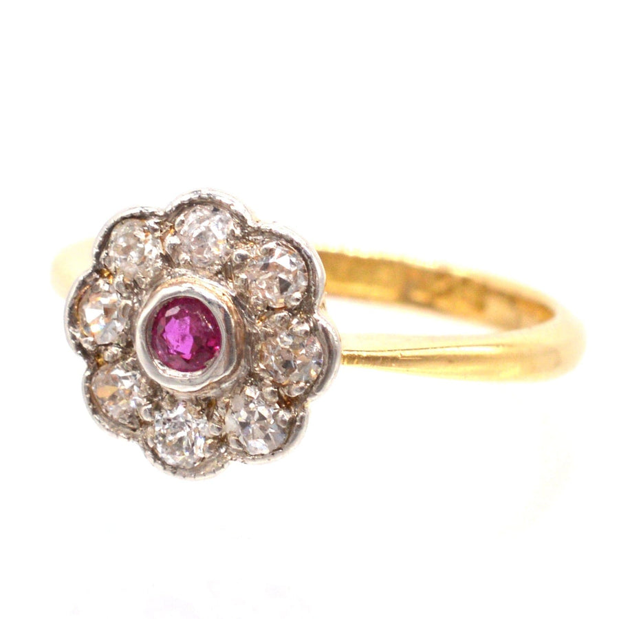 Edwardianischer Ring aus 18 Karat Gold und Platin mit einem Rubin in der Mitte, umgeben von funkelnden Diamanten.