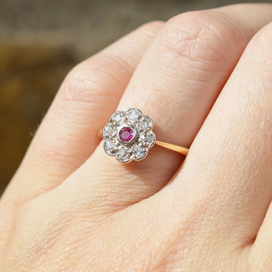Edwardian 18ct Gold und Platin Rubin-Diamant-Cluster-Ring, mit einem zentralen Rubin und umgeben von funkelnden Diamanten.