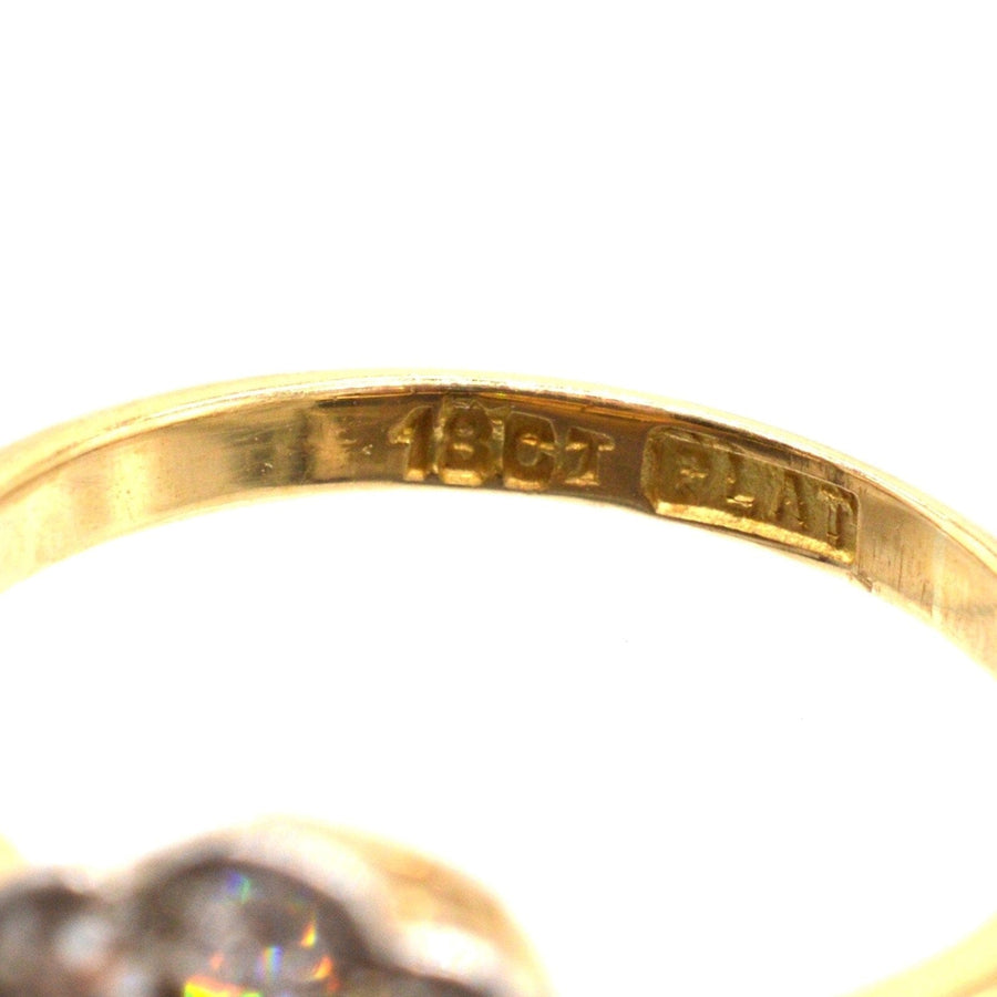 Nahaufnahme der gestempelten Innenseite eines edwardianischen Rubin-Diamant-Cluster-Rings aus 18 Karat Gold und Platin.