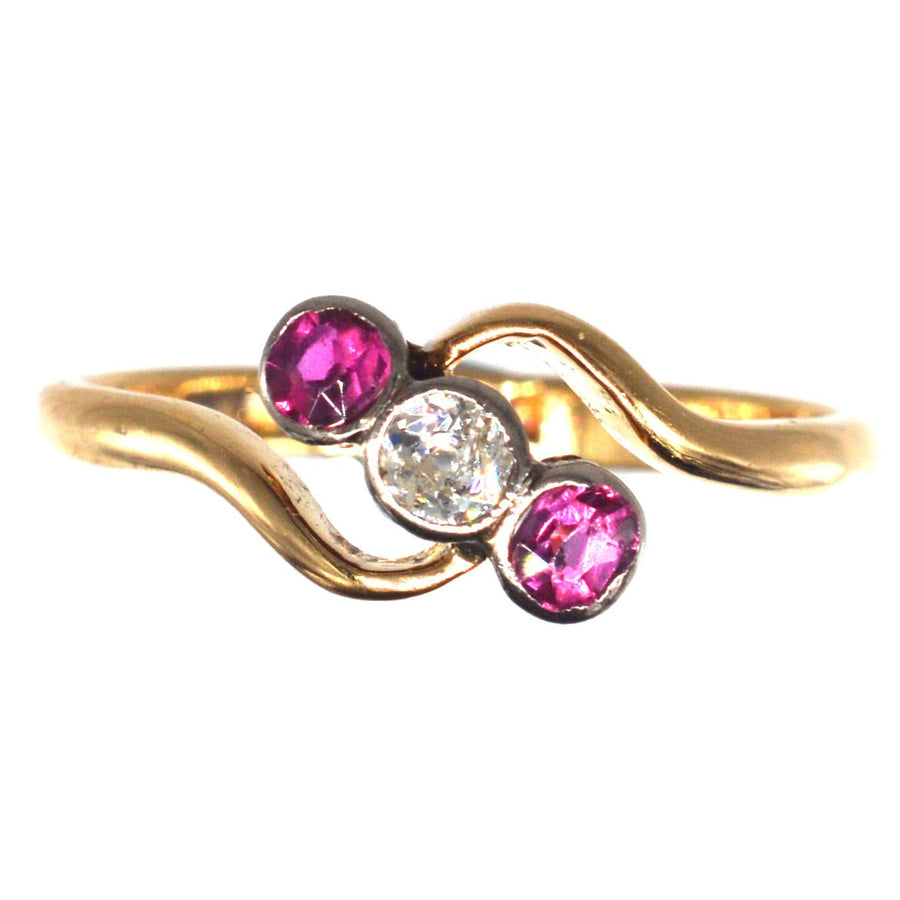 Edwardianischer Crossover-Ring aus 18 Karat Gold mit Rubin und Diamanten im Jugendstil.