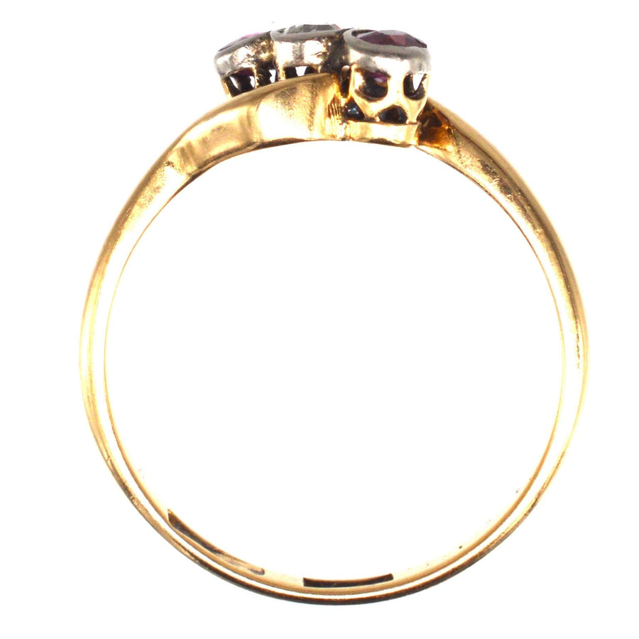 Edwardianischer Crossover-Ring aus 18 Karat Gold und Platin mit Rubinen und einem Diamanten im Jugendstildesign.