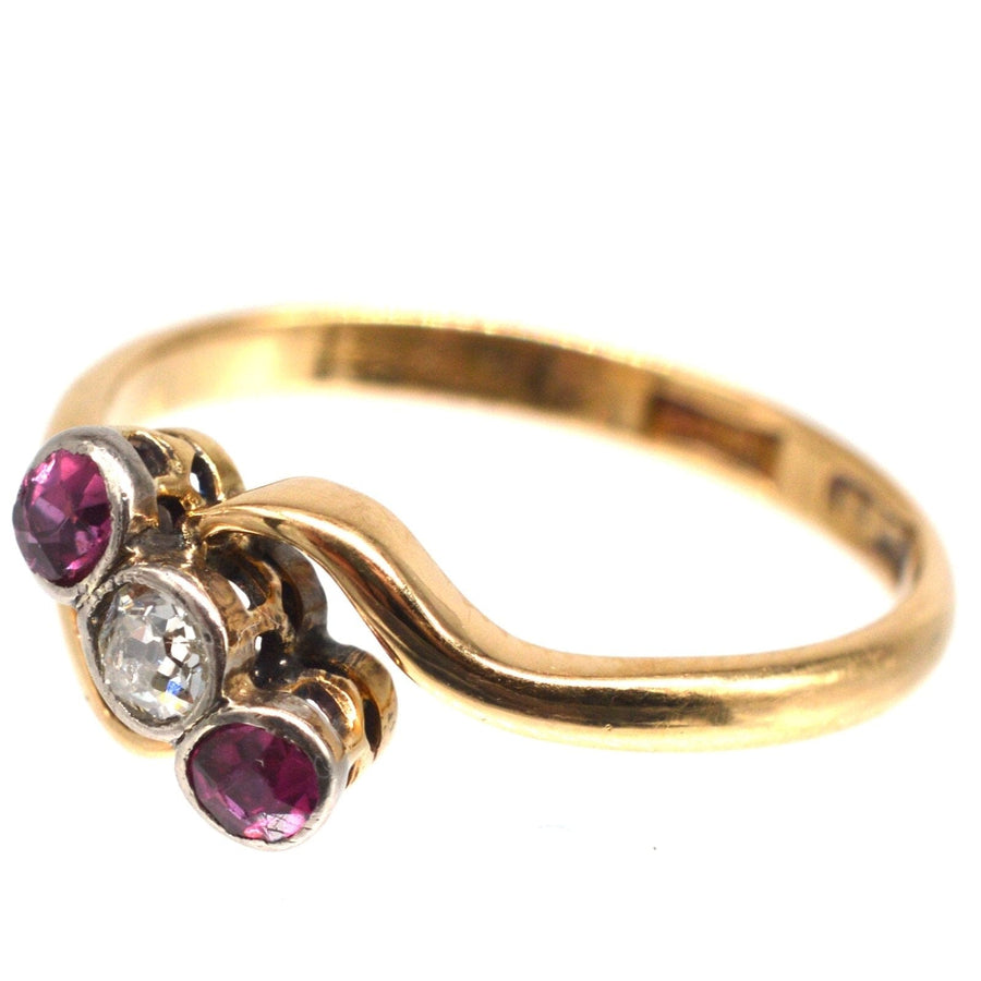 Edwardianischer Crossover-Ring aus 18 Karat Gold mit Rubinen und Diamanten in kompliziertem Design.