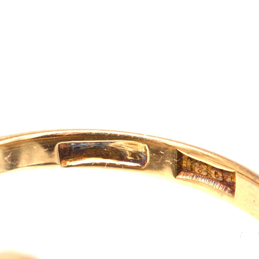 Innenansicht eines edwardianischen Crossover-Rings aus 18 Karat Gold mit Punzierungsdetails.
