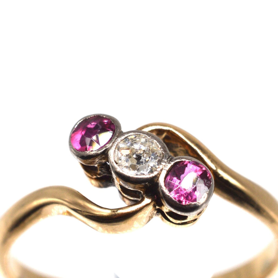 Edwardianischer Crossover-Ring aus 18 Karat Gold und Platin mit Rubin- und Diamantsteinen, ideal für die Verlobung.