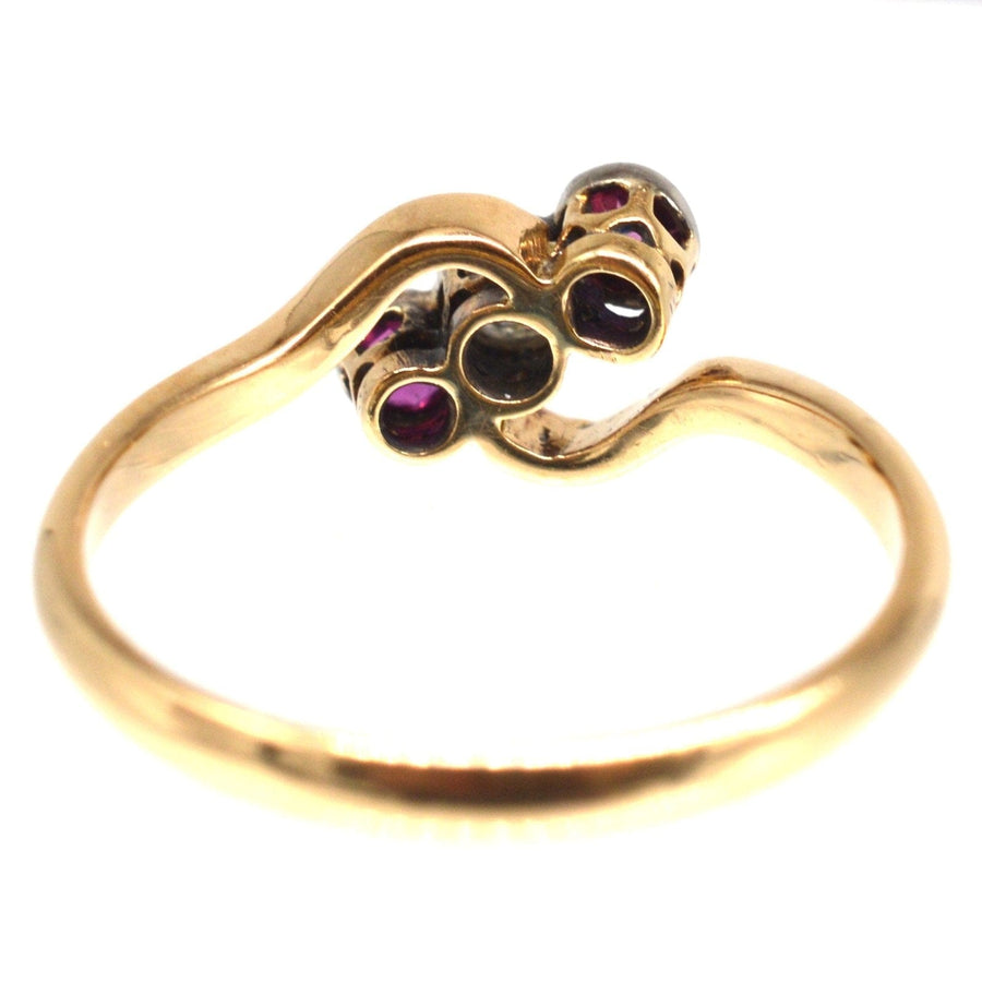 Edwardianischer Crossover-Ring aus 18 Karat Gold und Platin mit Rubinen und Diamanten, Jugendstil-Design.