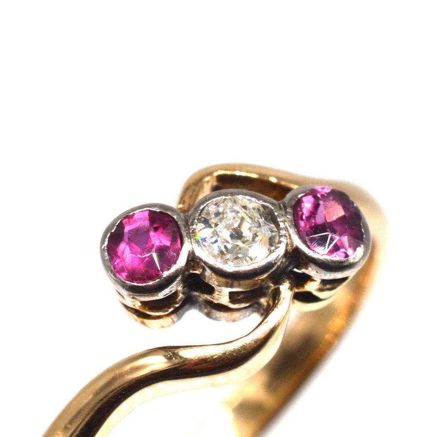 Edwardian 18ct Gold und Platin drei Stein Crossover Ring mit Rubinen und Diamanten.