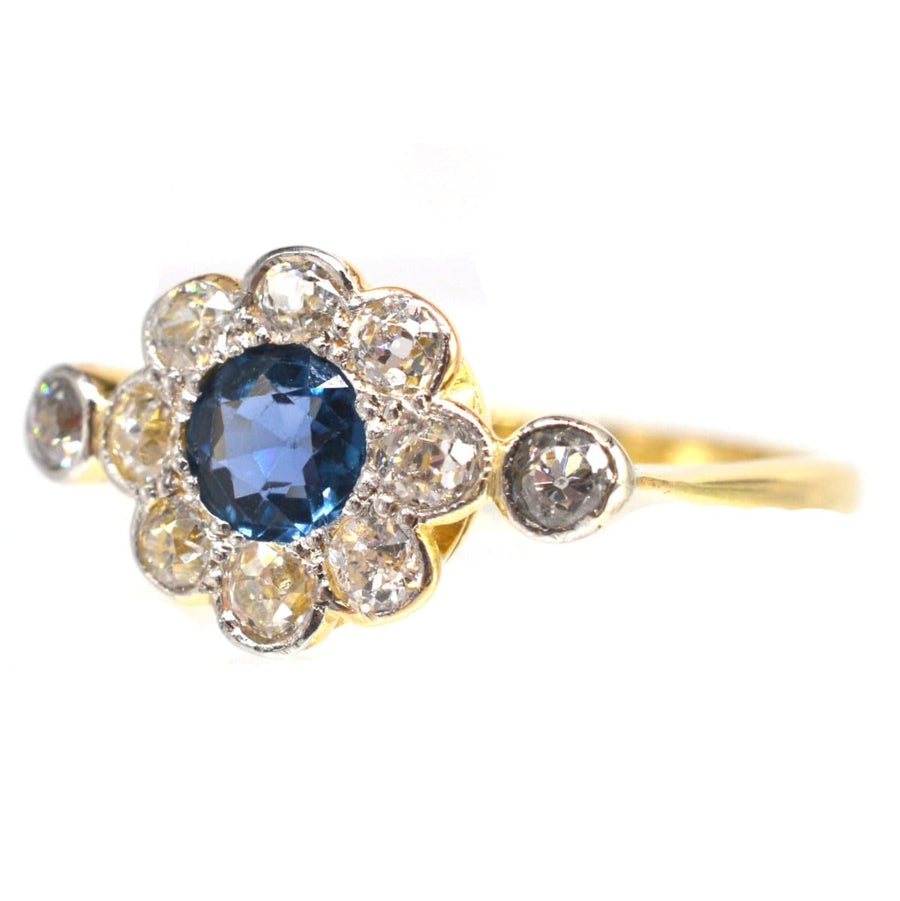 Eleganter edwardianischer Ring aus 18 Karat Gold und Platin mit einem Saphir-Diamanten-Cluster, perfekt für Verlobungen oder Geburtstage im September.