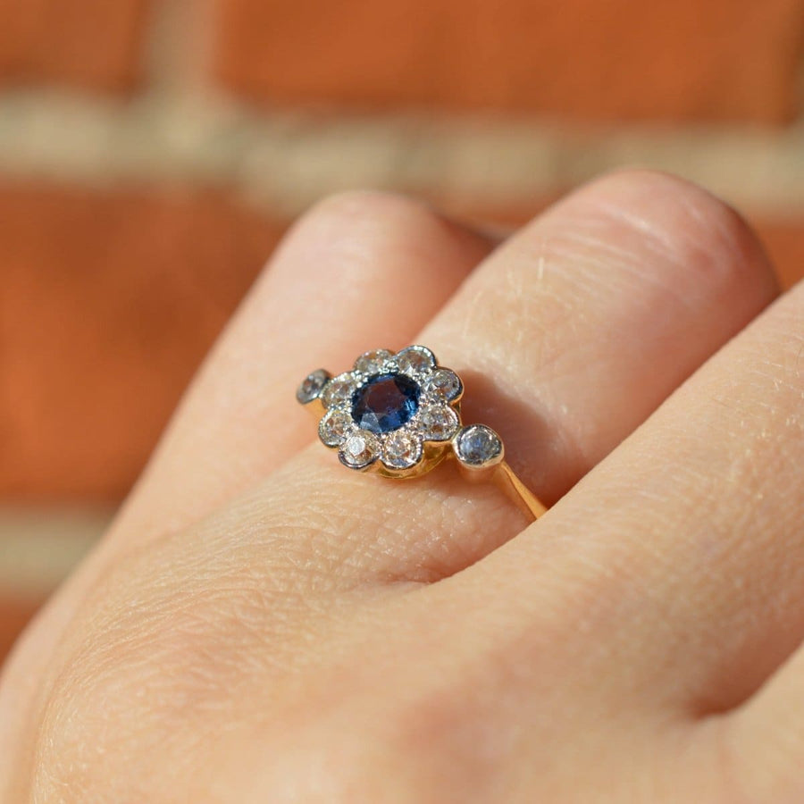 Edwardian 18ct Gold und Platin Saphir-Diamant-Cluster-Ring am Finger, mit blauem Saphir und Diamant Halo.