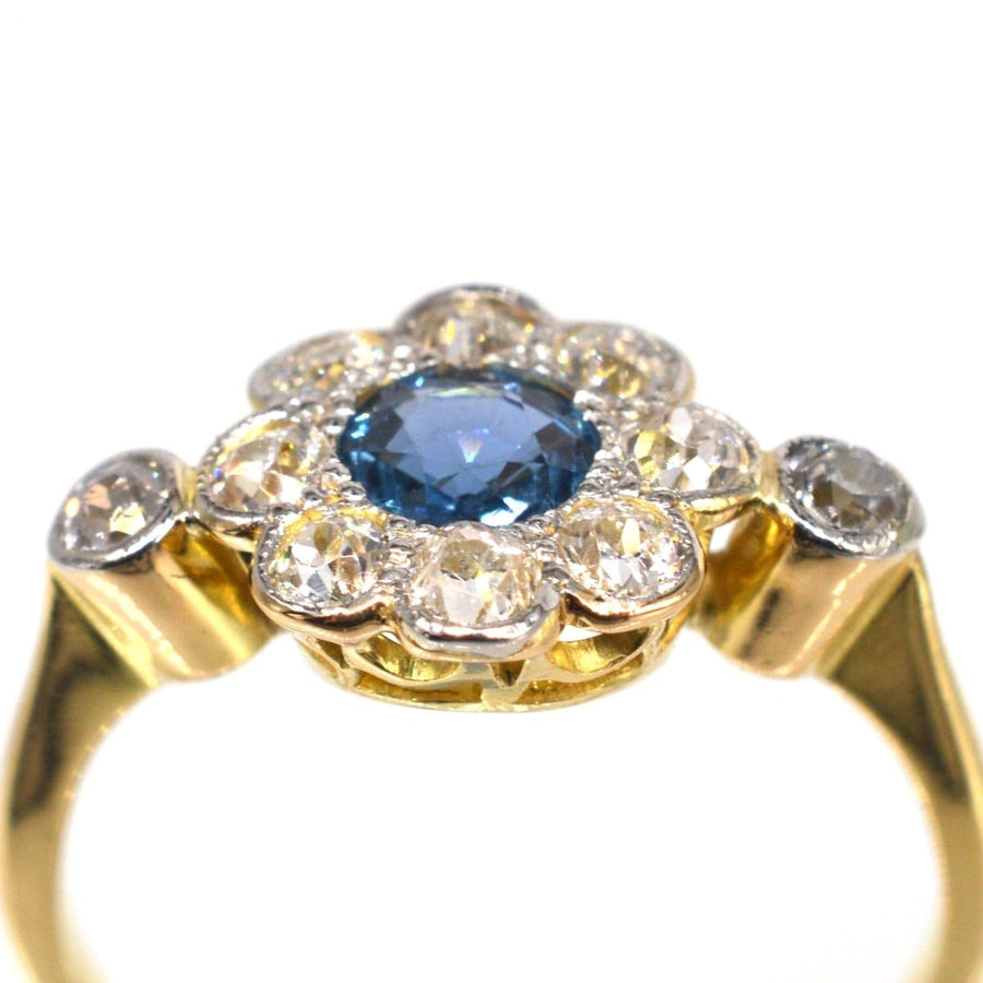Edwardian 18ct Gold und Platin Saphir-Diamant-Cluster-Ring, mit einem blauen Saphir in der Mitte mit Diamant-Akzenten.