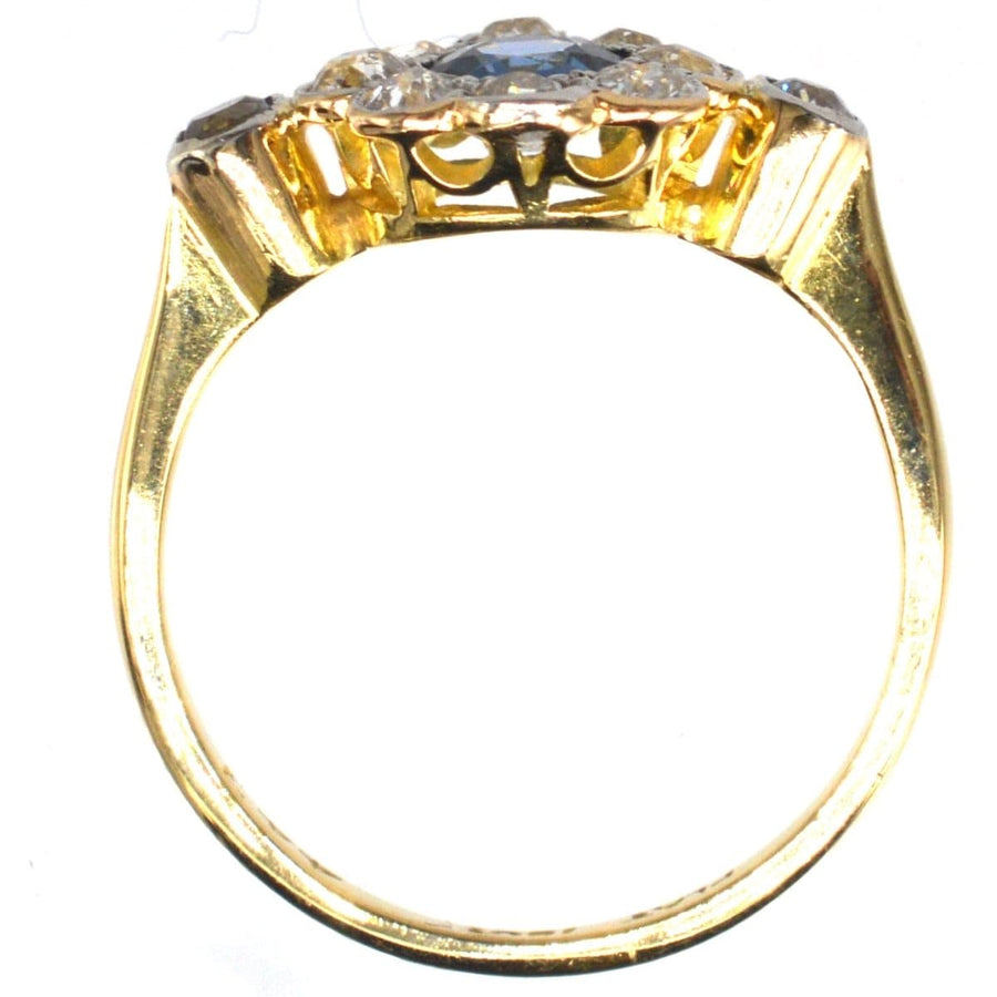 Edwardianischer Ring aus 18-karätigem Gold und Platin mit Saphiren und Diamanten, der durch sein elegantes Design und sein niedriges Profil besticht.