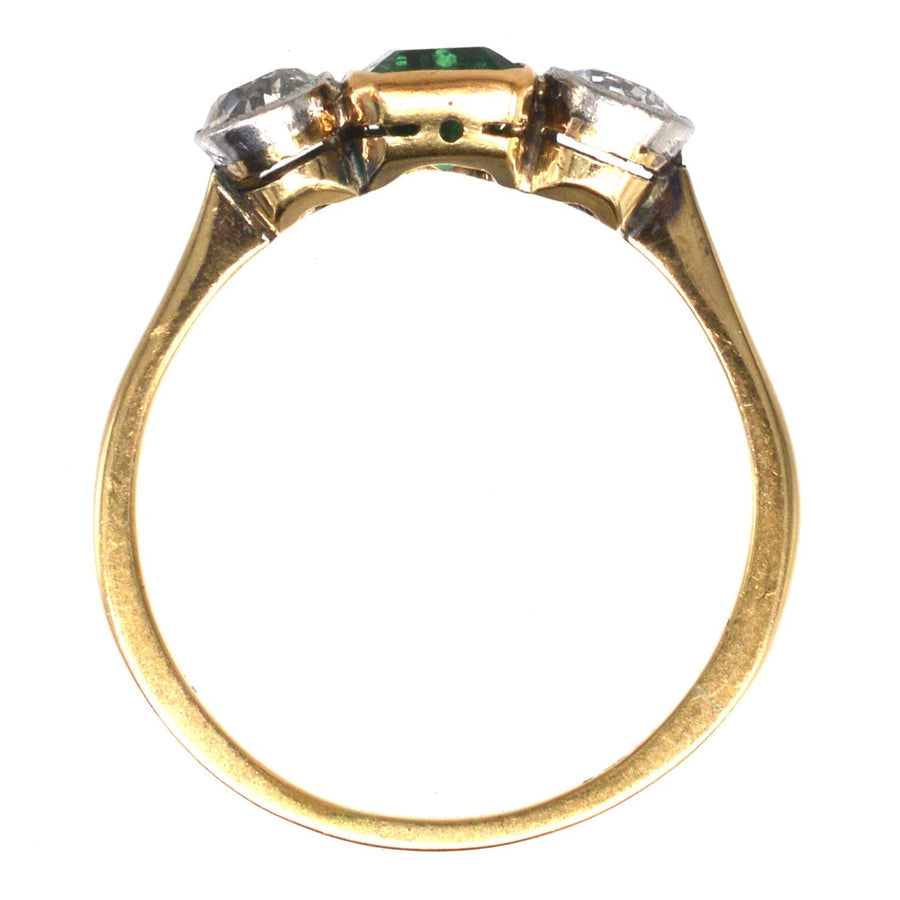 Edwardianischer Ring aus 18 Karat Gold mit einem leuchtend grünen Smaragd und zwei Diamanten in einer Platinfassung.