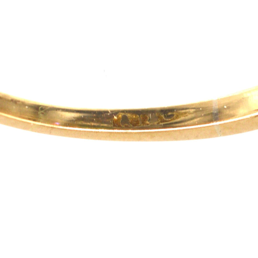 Nahaufnahme des Innenrings eines edwardianischen Goldrings, der seine handwerklichen Fähigkeiten und Punzierungsdetails zeigt.