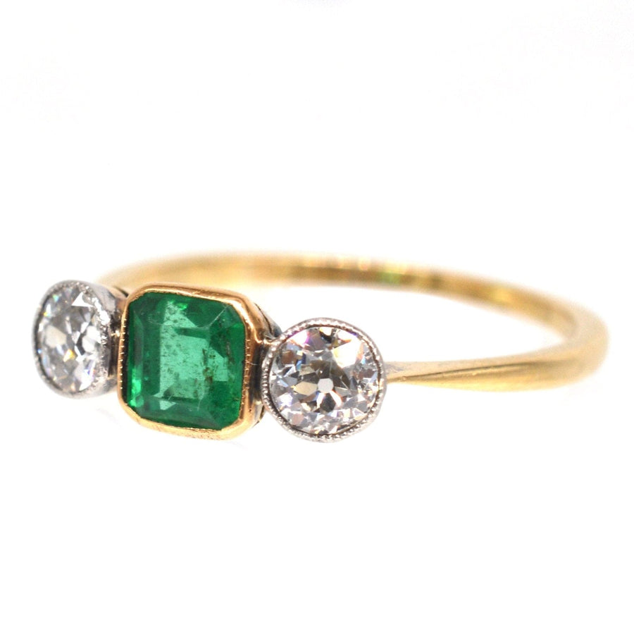 Edwardian 18ct Gold und Platin drei Stein Smaragd und Diamant Verlobungsring mit lebendigen grünen Smaragd.