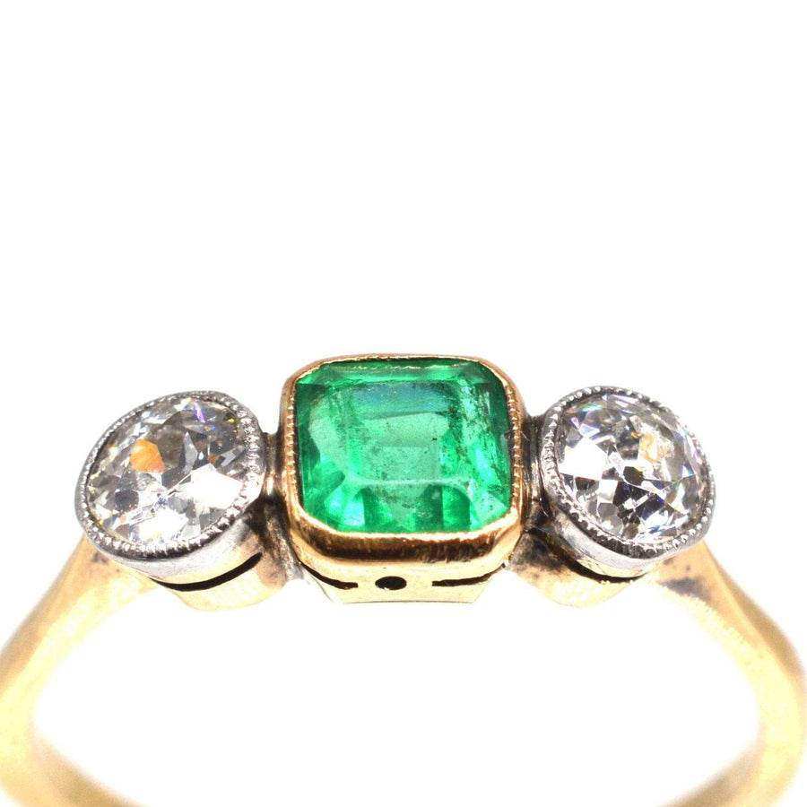 Edwardian 18ct Gold und Platin drei Stein Smaragd und Diamant-Ring mit lebendigen grünen Smaragd Zentrum.