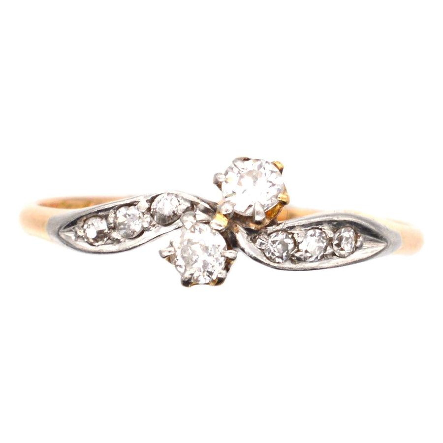 Edwardianischer Crossover-Ring aus 18 Karat Gold und Platin mit zwei Diamanten und Diamantschultern, ideal für Verlobungen.