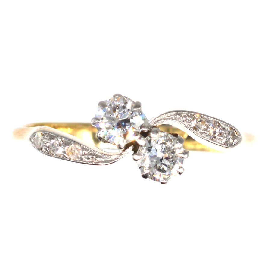 Edwardian 18ct Gold und Platin Toi et Moi Crossover Ring mit zwei Diamanten und Diamant Schultern.