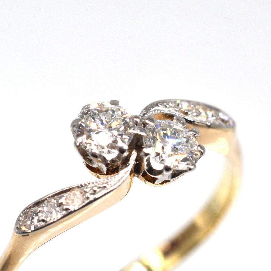 Edwardianischer 18-karätiger Gold- und Platinring 'Toi et Moi' mit zwei schillernden Diamanten.