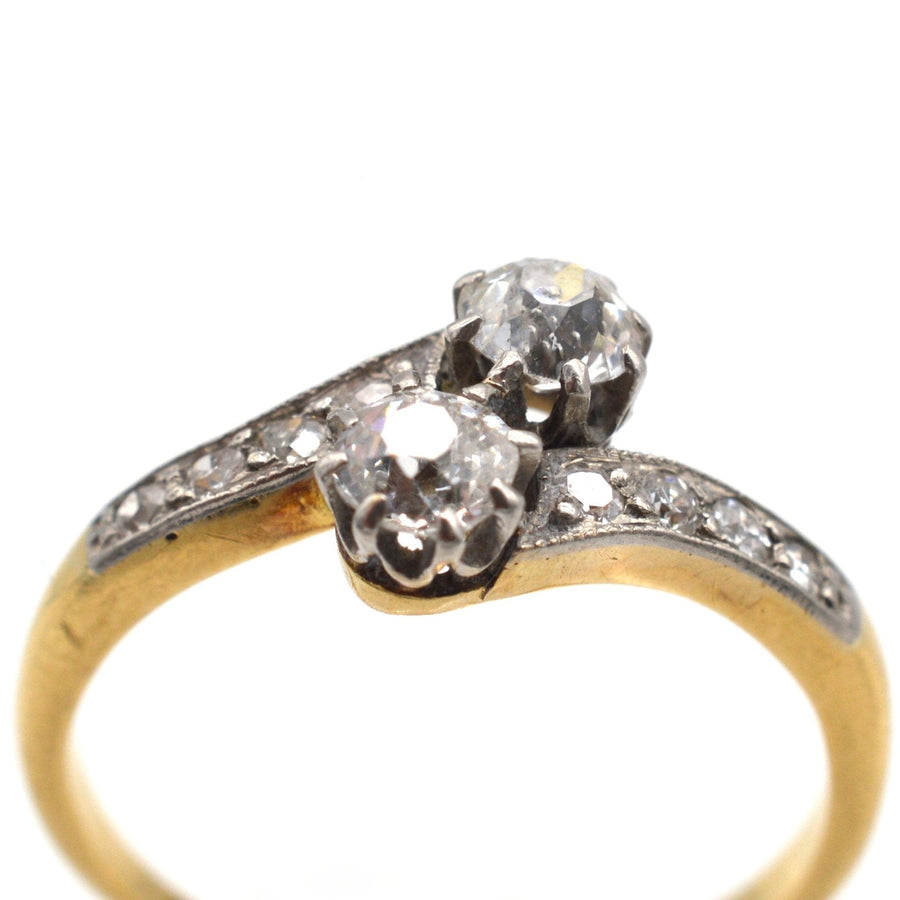 Edwardian 18ct Gold und Platin zwei Stein Diamanten "Toi et Moi" Crossover-Ring mit 0,25 Karat Diamanten.