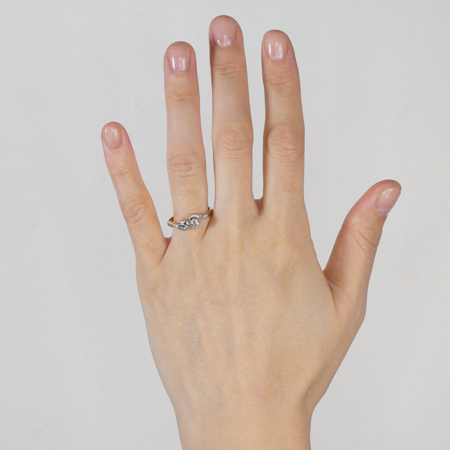 Eleganter edwardianischer Toi et Moi-Ring aus 18 Karat Gold und Platin mit zwei Brillanten.