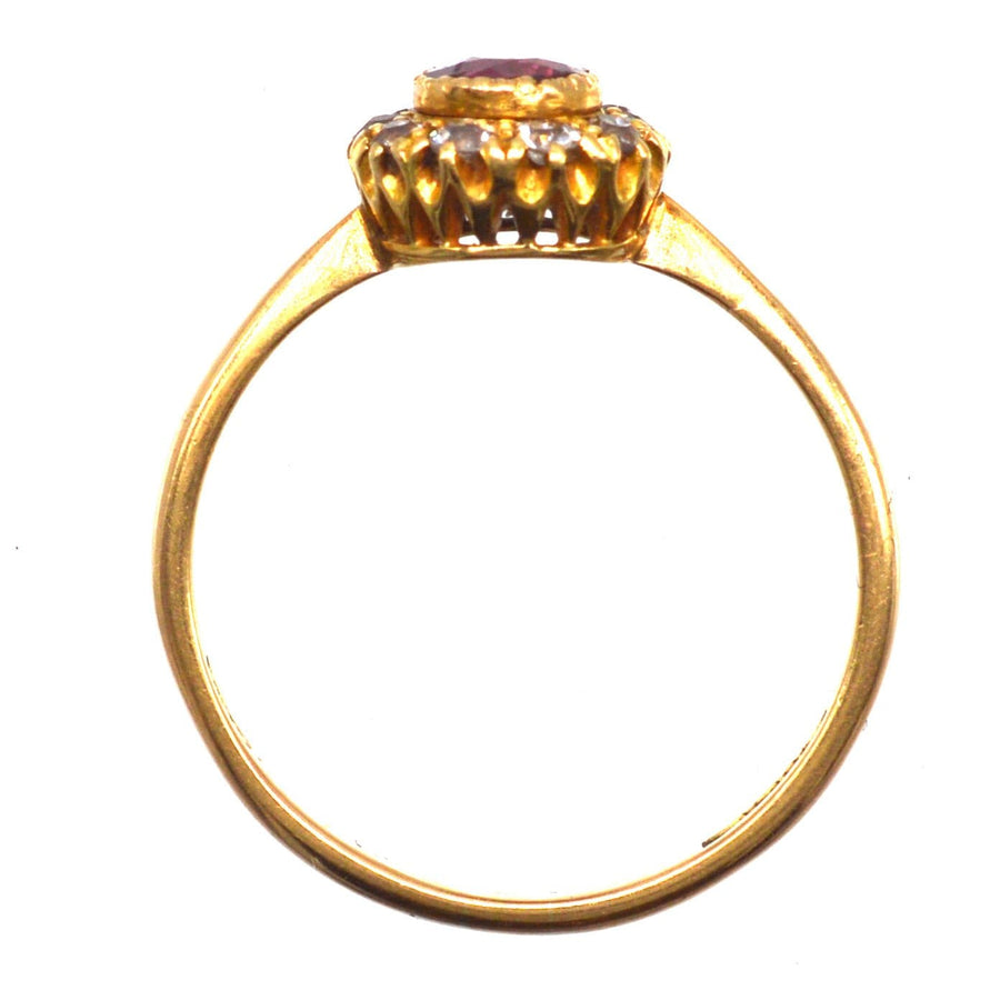 Edwardianischer Ring aus 18 Karat Gold mit einem Rubin in der Mitte, umgeben von funkelnden Diamanten, ideal für Verlobungen oder Jahrestage.