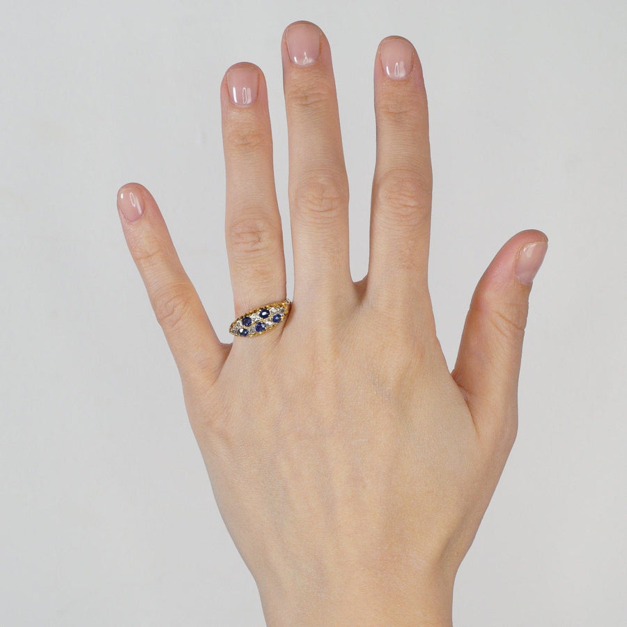 Edwardian 18ct Gold Schachbrett Ring mit Saphiren und alten Mine geschliffenen Diamanten an der Hand getragen.