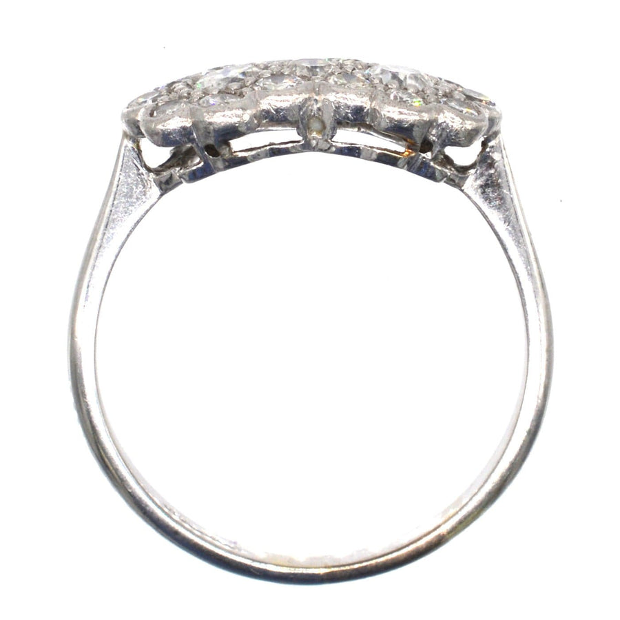 Edwardianischer Doppel-Cluster-Diamantring aus 18 Karat Weißgold und Platin, der durch sein kompliziertes Design und seine brillanten Steine besticht.