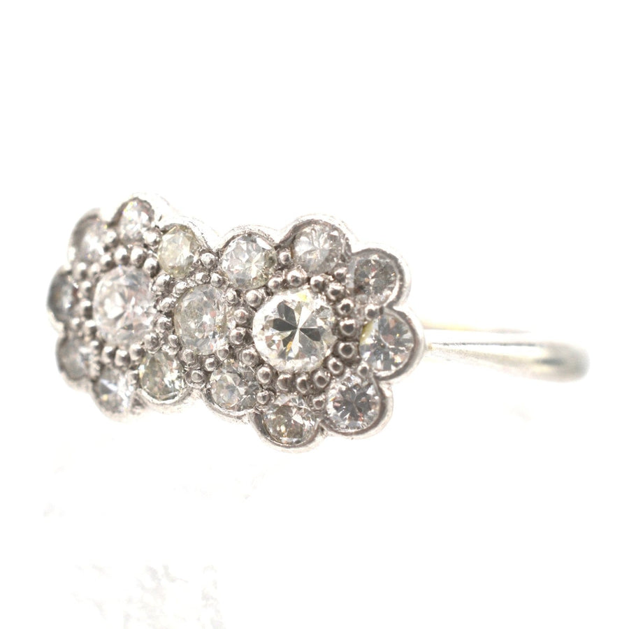 Atemberaubender edwardianischer Doppel-Cluster-Diamantring aus 18 Karat Weißgold und Platin, mit funkelnden, gut aufeinander abgestimmten Diamanten.