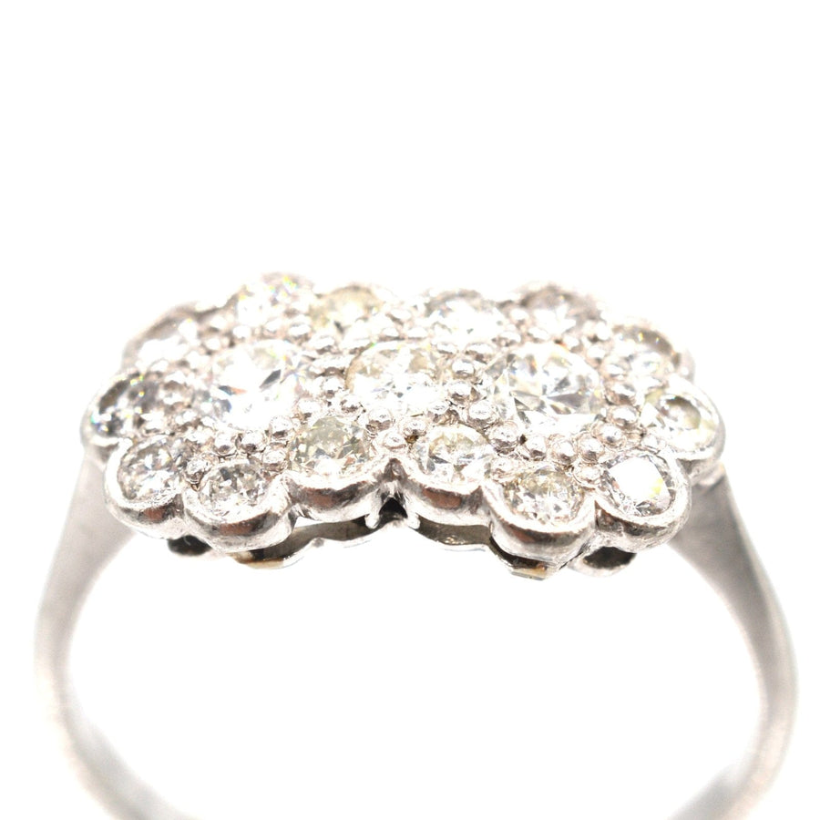 Funkelnder edwardianischer Doppel-Cluster-Diamantring aus 18 Karat Weißgold und Platin mit gut aufeinander abgestimmten Steinen.